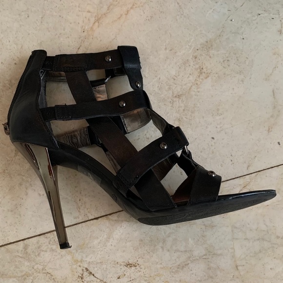 Black guess heels size 7. - Picture 4 of 5